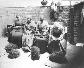 Photo: Picking oakum in the workhouse.  Pre-1923 image in the public domain.